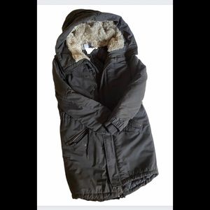 Fitted coat. Zipper at front, side pockets with zipper, long sleeves with cuffs.